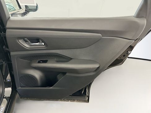 Used 2023 Nissan Ariya AWD image 33