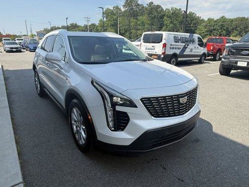 Used 2022 Cadillac XT4 Luxury w/ Cold Weather Package FWD image 8
