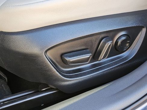 Used 2023 Toyota Camry SE image 19