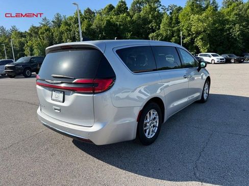 Used 2024 Chrysler Pacifica Touring-L FWD image 8
