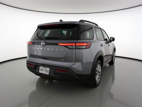 Used 2025 Nissan Pathfinder SV image 9