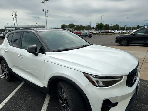 Used 2023 Volvo XC40 B5 Ultimate w/ Climate Package AWD/4WD image 3
