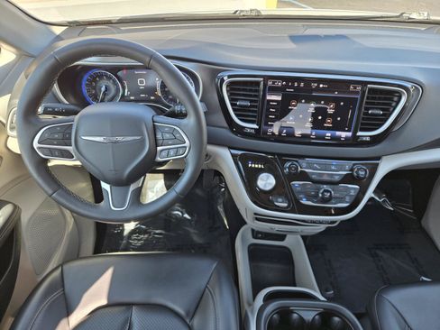 Used 2023 Chrysler Pacifica Touring-L FWD image 6