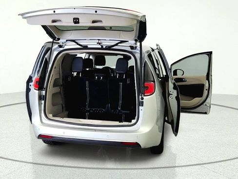 Used 2024 Chrysler Pacifica Touring-L FWD image 11