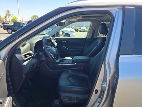 Used 2023 Toyota Highlander XLE FWD image 22
