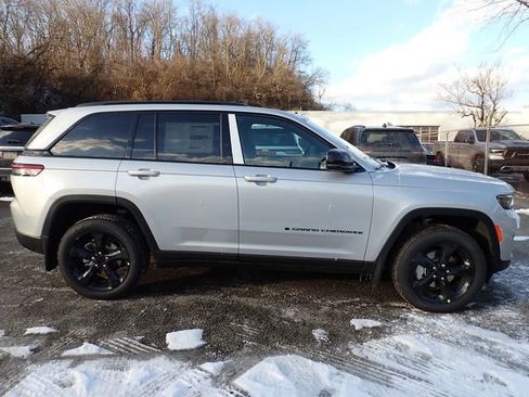 New 2025 Jeep Grand Cherokee Limited w/ Black Appearance Package AWD/4WD image 8