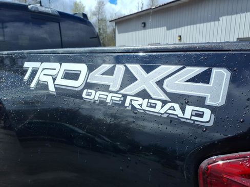 Used 2017 Toyota Tacoma TRD Off-Road AWD/4WD image 4