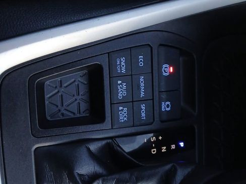 Used 2020 Toyota RAV4 LE image 22