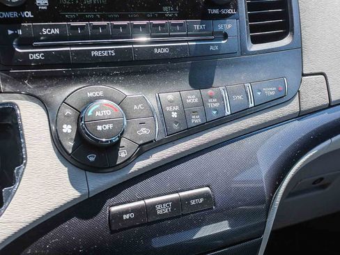 Used 2011 Toyota Sienna SE w/ Preferred Pkg FWD image 32