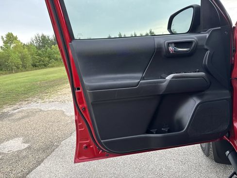 Used 2022 Toyota Tacoma TRD Sport w/ Technology Package RWD image 9