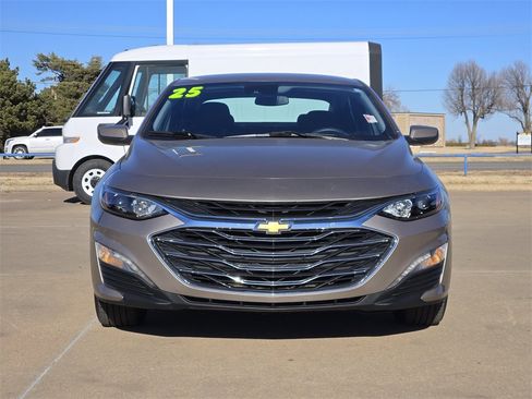 Used 2025 Chevrolet Malibu LT image 2
