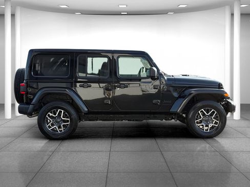Used 2025 Jeep Wrangler Unlimited Sahara AWD/4WD image 8