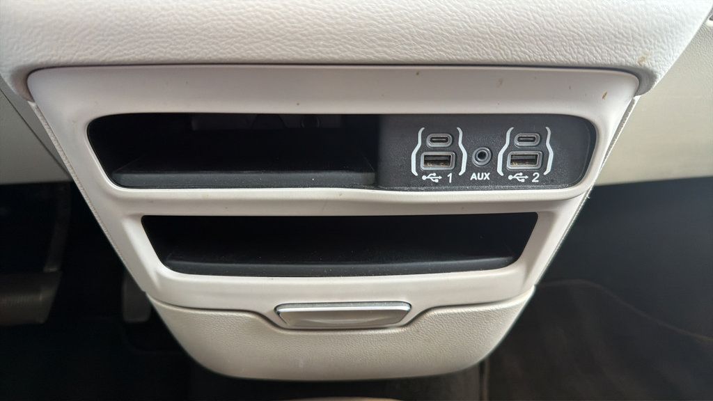 Used 2024 Chrysler Pacifica Touring-L FWD image 26