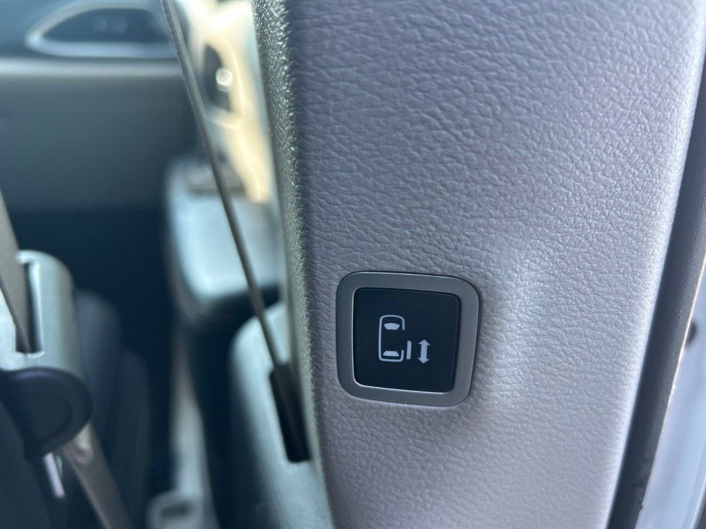Certified 2020 Chrysler Pacifica Touring FWD image 38