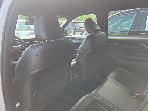 Certified 2025 Jeep Grand Cherokee Altitude RWD image 9