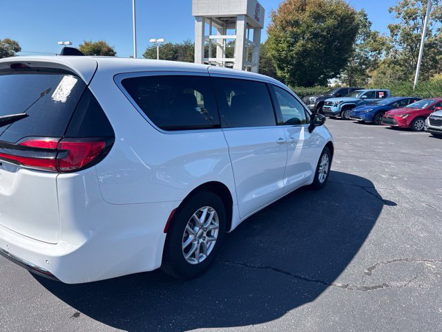Used 2025 Chrysler Pacifica Select FWD image 7
