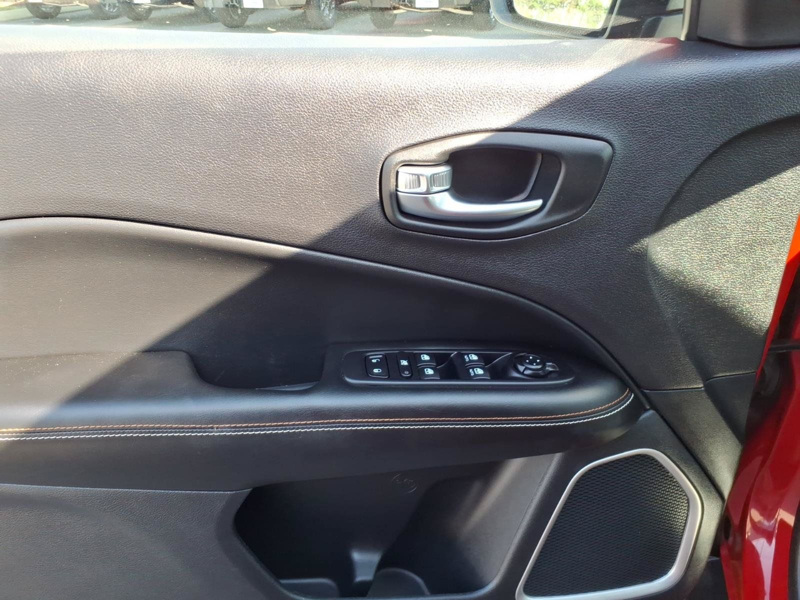 Used 2019 Jeep Compass Latitude FWD image 11