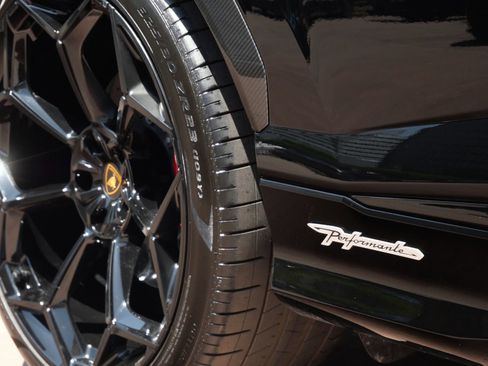 Used 2024 Lamborghini Urus Performante AWD/4WD image 28