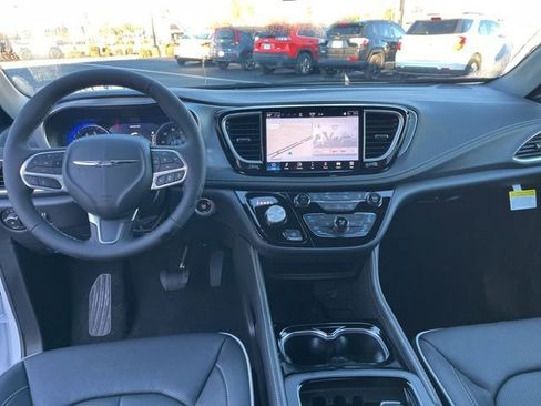 New 2026 Chrysler Pacifica Limited image 18