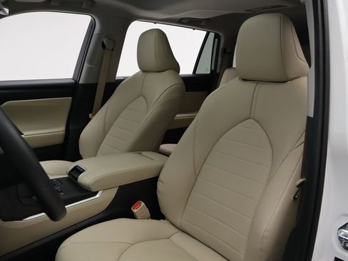 Used 2024 Toyota Highlander XLE FWD image 13