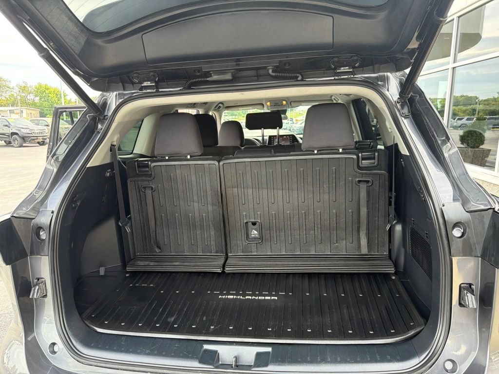 Used 2022 Toyota Highlander LE w/ Protection Package #3 (TMS) AWD/4WD image 13
