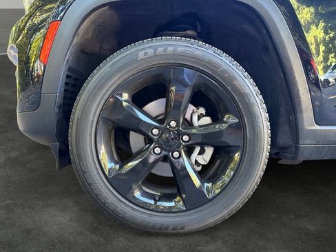 Used 2023 Jeep Grand Cherokee Altitude AWD/4WD image 4