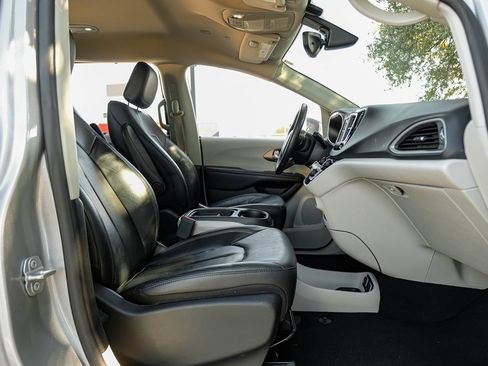 Used 2019 Chrysler Pacifica Touring-L image 44