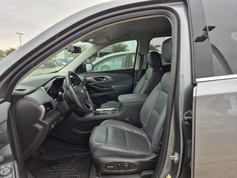 Used 2019 Chevrolet Traverse LT w/ LT Premium Package FWD image 2