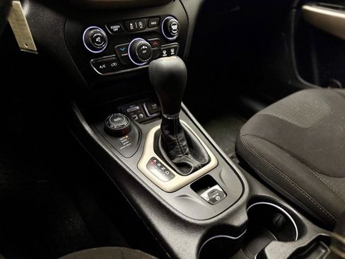 Used 2017 Jeep Cherokee Latitude w/ Cold Weather Group image 20