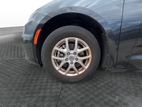 Used 2023 Chrysler Pacifica Touring-L FWD image 14