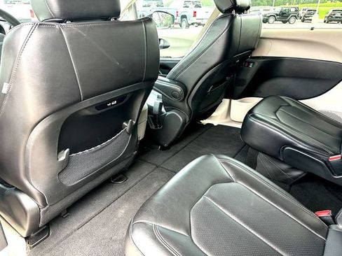 Used 2024 Chrysler Pacifica Touring-L FWD image 20