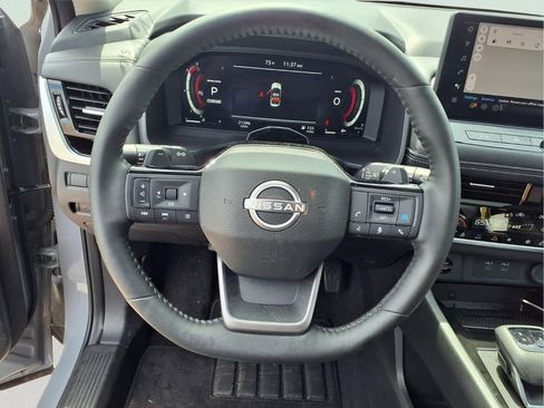 Used 2025 Nissan Rogue SL w/ Tech Package FWD image 5