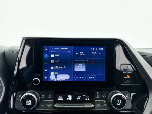 Used 2023 Toyota Highlander XLE FWD image 21
