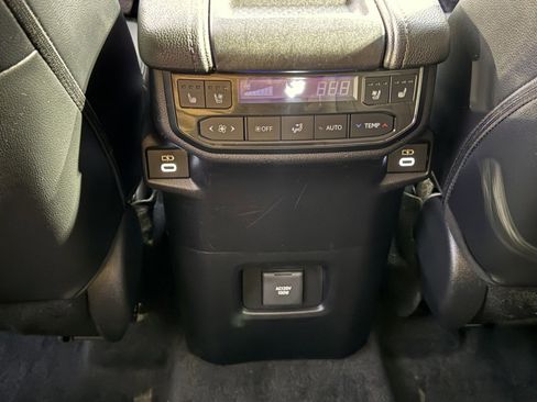Used 2024 Toyota Grand Highlander Platinum image 32
