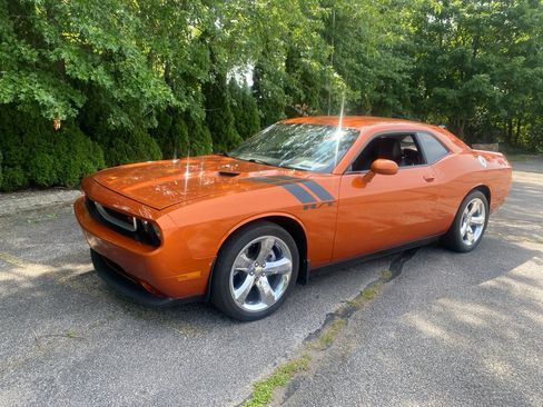 Used 2011 Dodge Challenger R/T RWD image 1