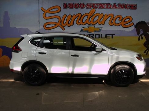 Used 2017 Nissan Rogue S FWD image 1