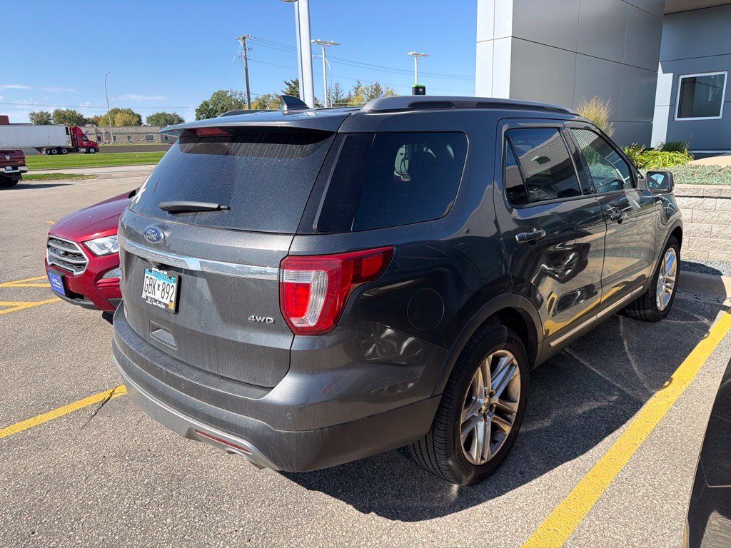 Used 2017 Ford Explorer XLT w/ XLT Technology Feature Bundle AWD/4WD image 3