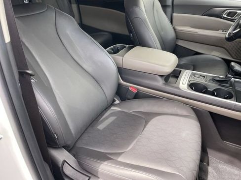 Used 2026 Kia Carnival FWD image 25