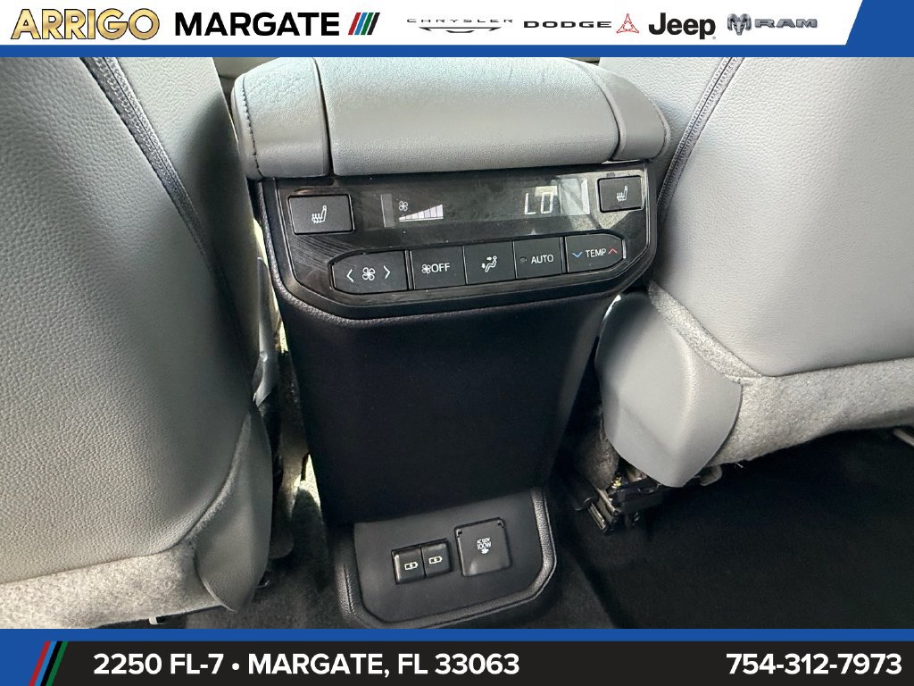 Used 2024 Toyota Highlander Platinum FWD image 13