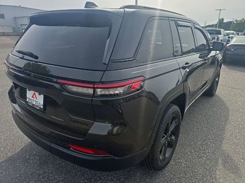 Used 2024 Jeep Grand Cherokee Limited w/ Luxury Tech Group II image 5