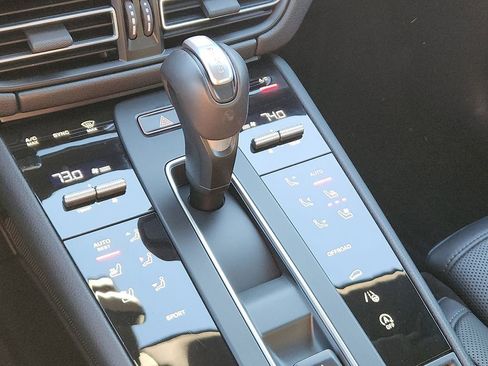 Certified 2025 Porsche Macan image 16