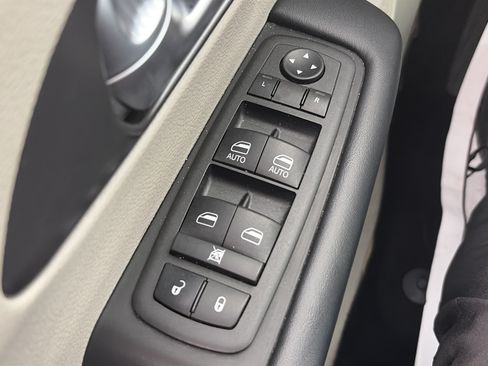 Used 2023 Chrysler Pacifica Touring-L FWD image 33