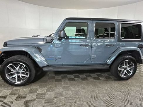 Used 2024 Jeep Wrangler Unlimited w/ Convenience Group AWD/4WD image 5