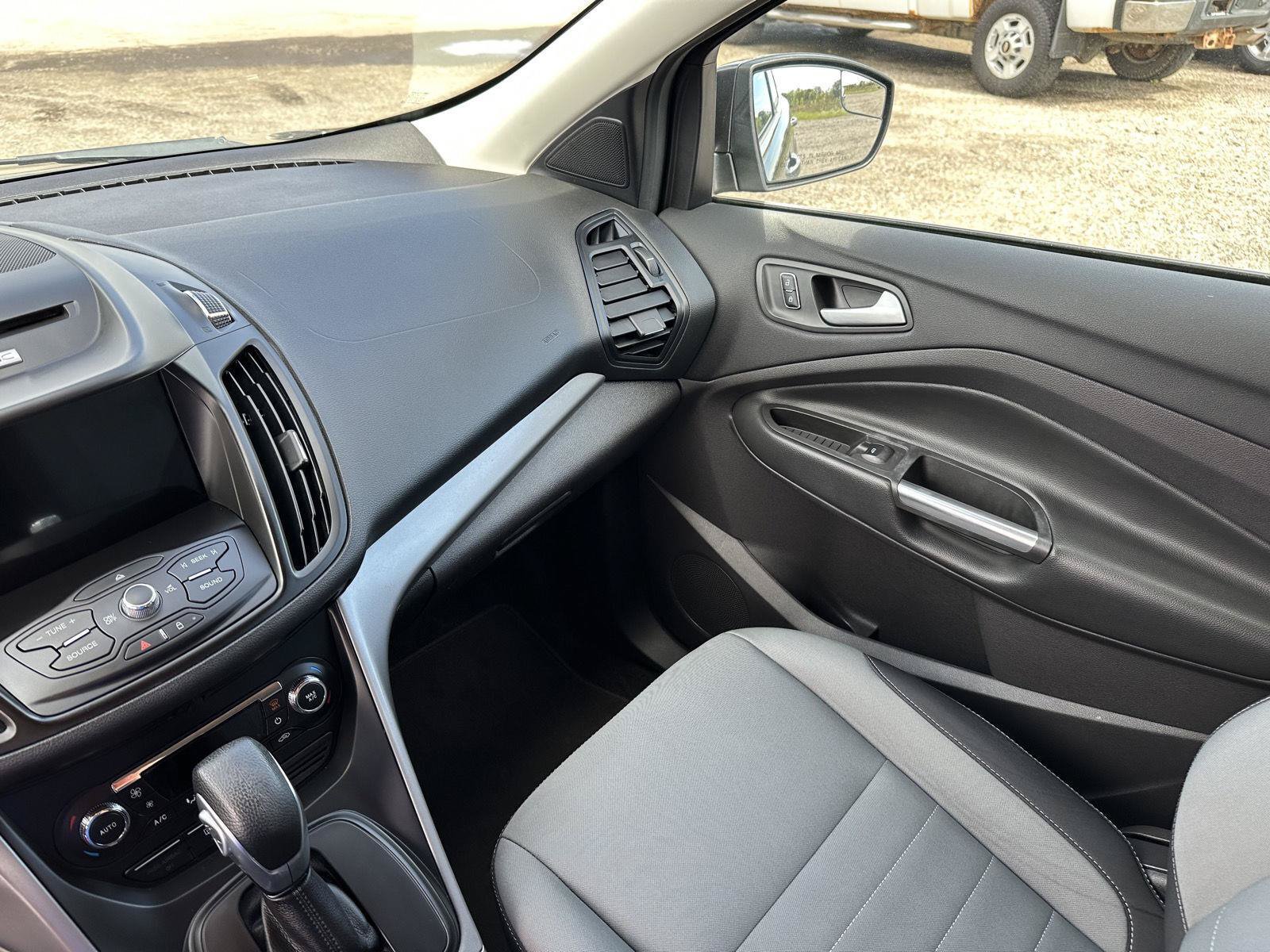 Used 2016 Ford Escape SE w/ Equipment Group 201A FWD image 40