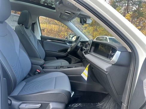 New 2026 Volkswagen Tiguan SE image 16