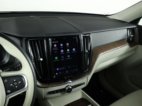 Certified 2022 Volvo XC60 B5 Momentum w/ Climate Package FWD image 9