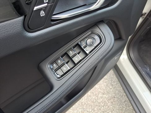 Used 2026 Porsche Macan AWD/4WD image 26
