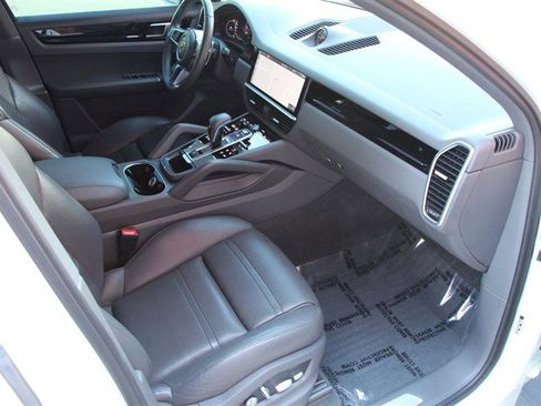 Used 2020 Porsche Cayenne image 17