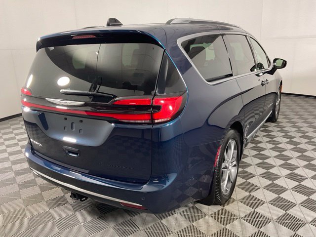 Used 2025 Chrysler Pacifica Pinnacle w/ Trailer Tow Group FWD image 5