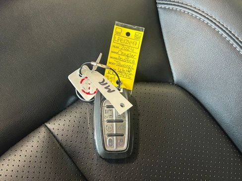 Used 2024 Chrysler Pacifica Touring-L image 43